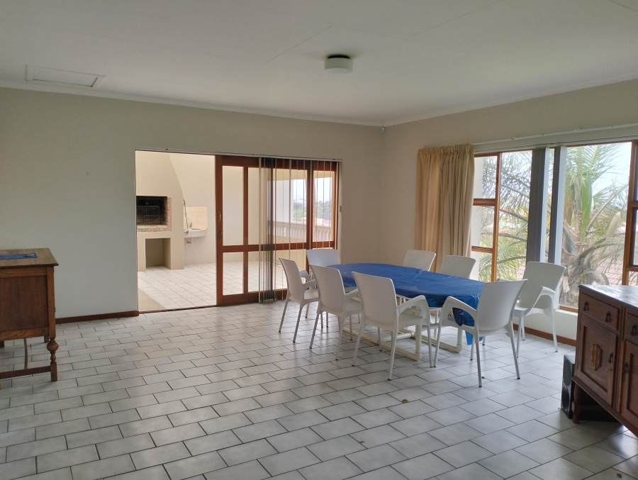 To Let 4 Bedroom Property for Rent in Wavecrest Eastern Cape